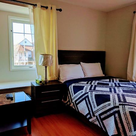 Three Bedrooms Townhouse Toronto Esterno foto